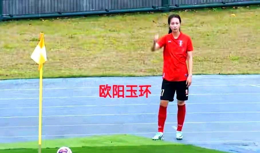 包含足球女运动员在场上大显身手,带领球队夺冠的词条
